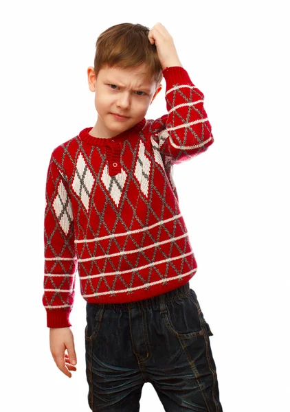 Blonder Junge im roten Pullover kratzt sich am Kopf und denkt isoliert — Stockfoto