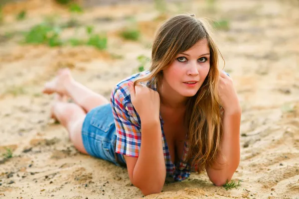 Mujer rubia retrato mujer con grandes pechos camisa a cuadros y —  Fotos de Stock