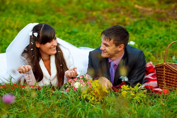Nevěsta a ženich na piknik na podzim jsou pár, na zelené trávě — Stock fotografie