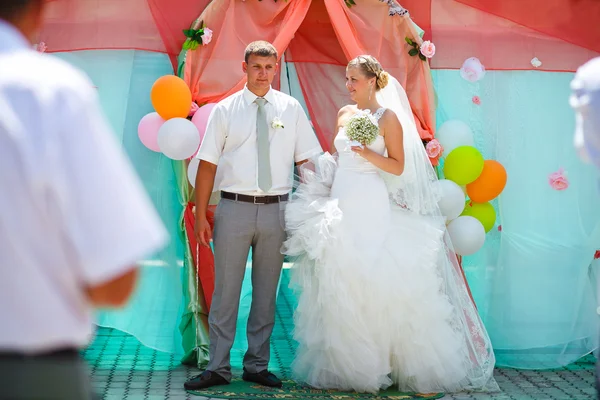 Bride and groom during newlyweds wedding ceremony — Stock Photo, Image