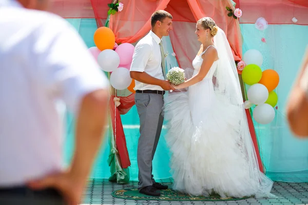 Novia y novio recién casados están en el contenido de la ceremonia de registro y c — Foto de Stock