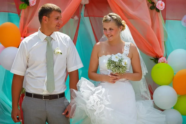 Novia y novio recién casados están en el contenido de la boda de registro un — Foto de Stock