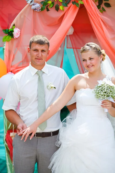 Bruid en bruidegom pasgetrouwden zijn over de inhoud van de ceremonie register een — Stockfoto