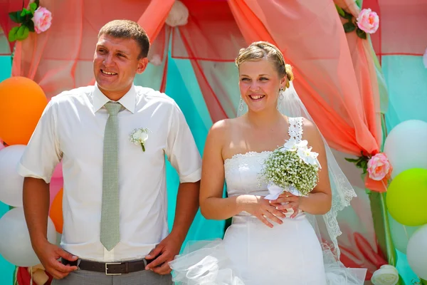 Braut und Bräutigam sind zufrieden und fröhlich — Stockfoto