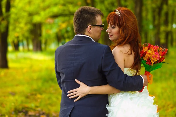 Nevěsta a ženich novomanželé při pohledu na obličeje v lar — Stock fotografie