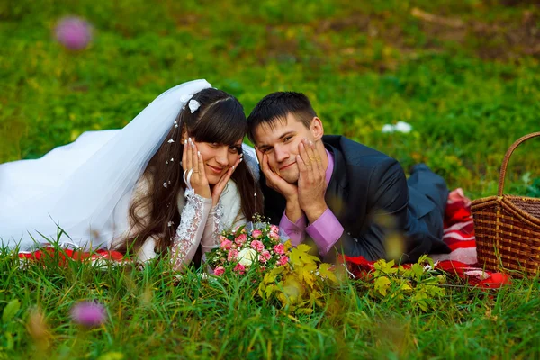 Bruid en bruidegom picknick gele herfst bos in romantische setting — Stockfoto