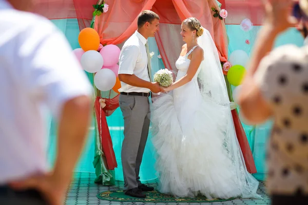 Noiva loira e noivo recém-casados estão no conten cerimônia de registro — Fotografia de Stock