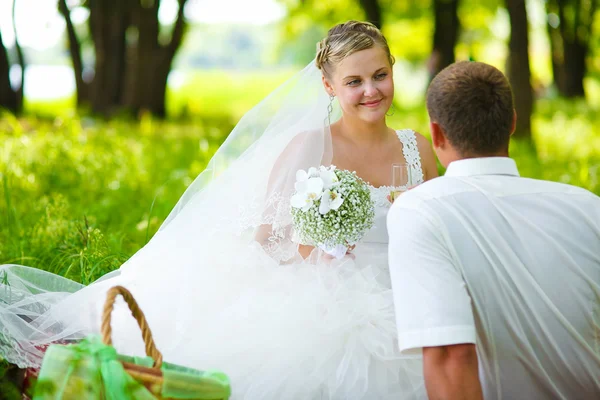 Bruden tittar på brudgummen bröllop par på en grön bakgrund summ — Stockfoto