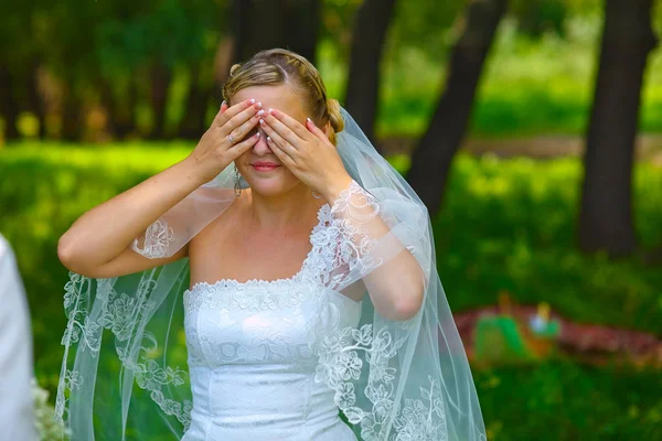 Mariée femme a fermé les yeux avec ses mains pour la surprise, mystère — Photo