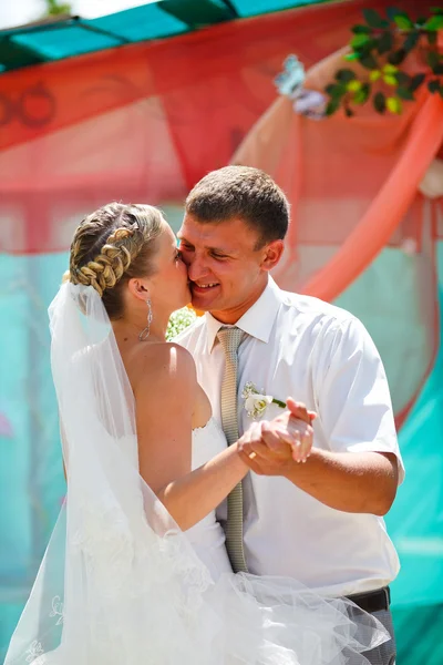 Pár blond nevěsta a ženich líbat novomanželé na svatební den d — Stock fotografie