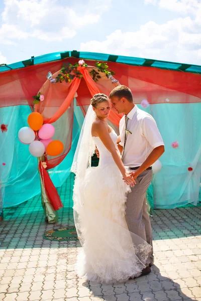 Casal noiva e noivo beijando recém-casados no dia do casamento de dança — Fotografia de Stock