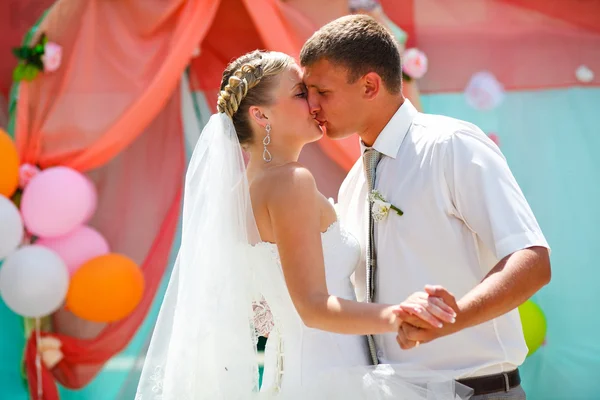 Pareja novia y novio besándose en el día de la boda baile — Foto de Stock