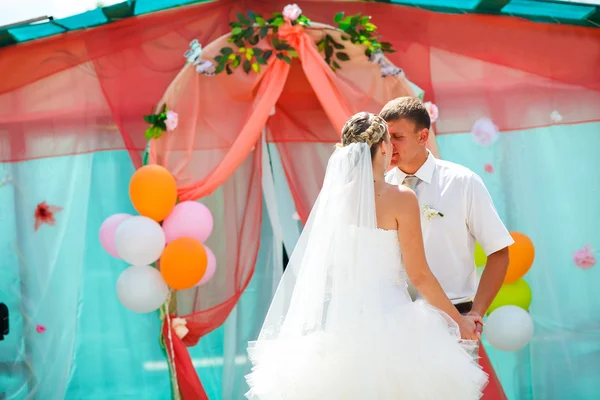 Néhány menyasszony szőke és a vőlegény a nap Menyasszonytánc csók — Stock Fotó