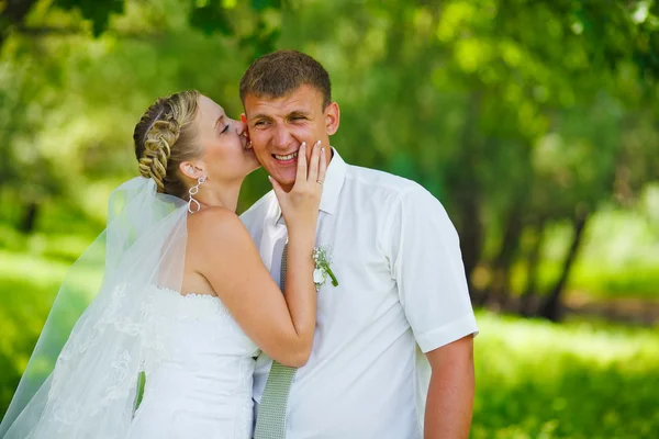 iki Gelin Damat Düğün yaz yeşil bir ormanda ayakta,