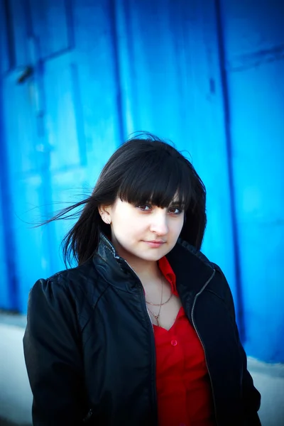 Ragazza in camicia rossa con sfondo blu — Foto Stock