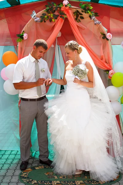 Жених носит кольцо невесты на свадьбе молодоженов — стоковое фото