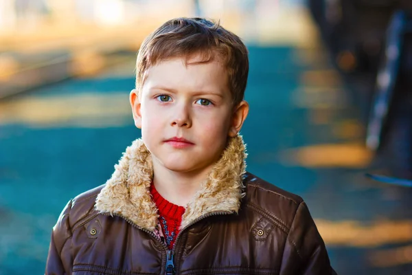 Dakloze triest blond verlaten alleen kind is jongen op straat in jac — Stockfoto