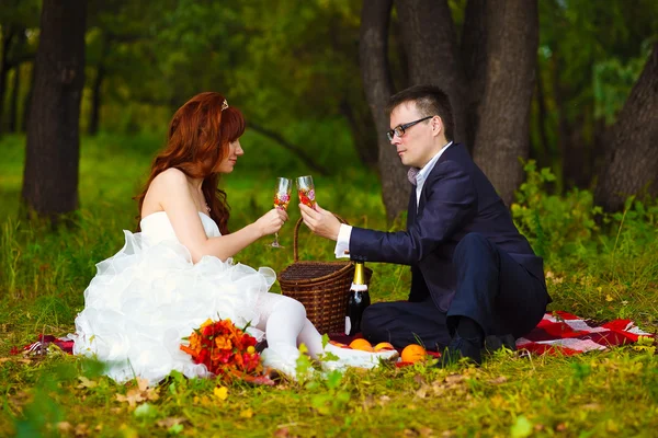 In Russia newlyweds couple bride and groom sitting on green gras — Stock Photo, Image