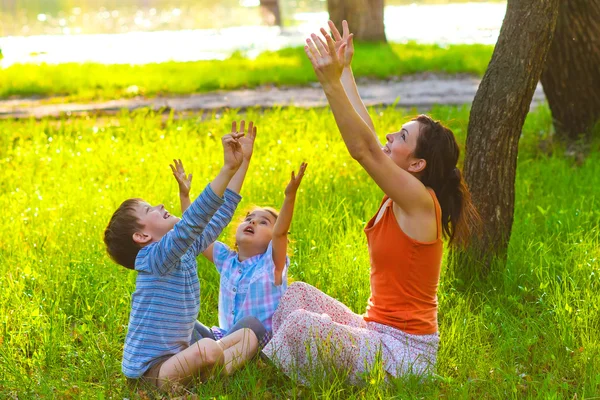 Anne kızı ve oğlu bir piknik meditat, açık havada oturma — Stok fotoğraf