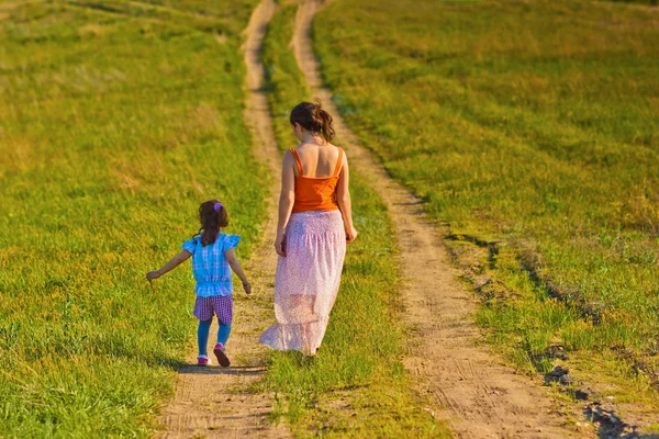 Mãe, mulher e menina minha filha ir na estrada rural throu — Fotografia de Stock