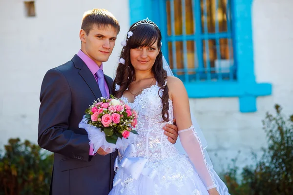 Pair is an old building with window bars, newlyweds couple man a — Stock Photo, Image