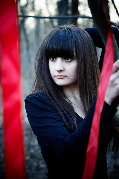 Bruja mujer con cintas rojas en el bosque — Foto de Stock