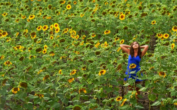 Frau in einem Feld von Sonnenblumen — Stockfoto