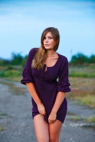 Jovem mulher de malha vestido retrato de roxo no fundo azul — Fotografia de Stock