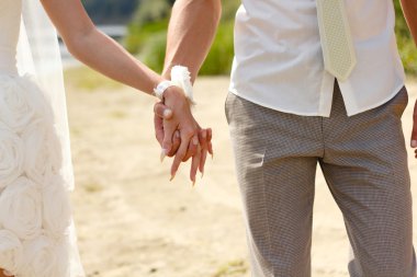 El ele tutuşan çift