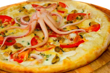 Pizza izole bir ahşap tepsi ahtapot deniz ürünleri ile iştah açıcı