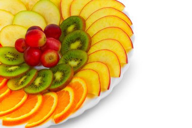 elma portakal üzüm kivi meyve dilimleri plaka isolat salata