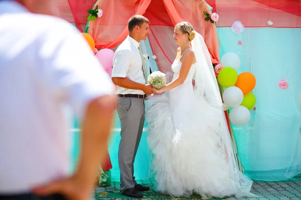 Mariée blonde et marié pendant les jeunes mariés enregistrement de mariage cer — Photo