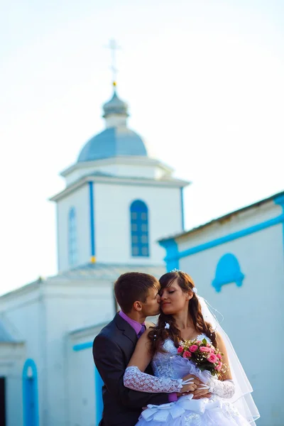 Coppia uomo e donna matrimonio accanto chiesa su sfondo blu su s — Foto Stock