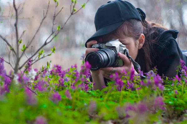 Dívka fotograf fotografování květin — Stock fotografie