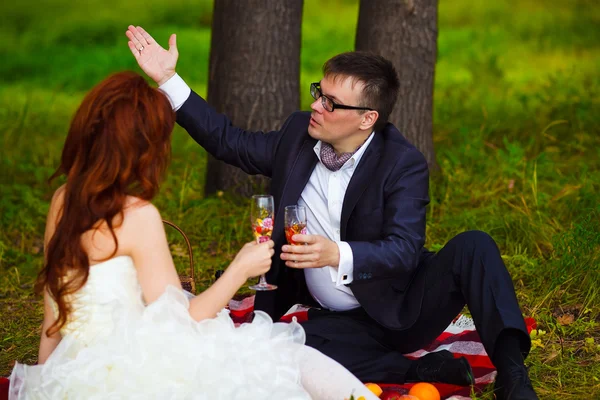 In Russia la coppia sposa e lo sposo comunicano seduti su gr verde — Foto Stock