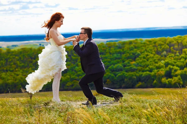 Recién casados están en una boda de alta montaña, la novia y el novio ki — Foto de Stock