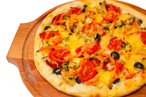 Chutný pizza se sýrem na dřevěný tác záběr na bílém bac — Stock fotografie