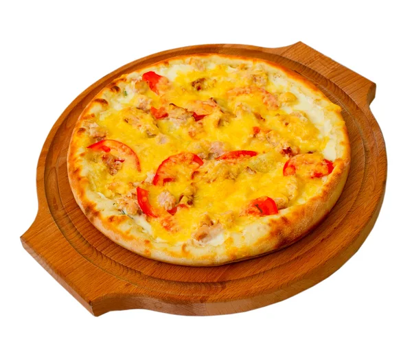 Pizza apetitosa con bandeja de madera de queso, primer plano en la espalda blanca —  Fotos de Stock