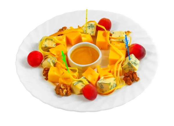 Diferentes tipos de aperitivo de queso con miel, frutos secos y uvas —  Fotos de Stock