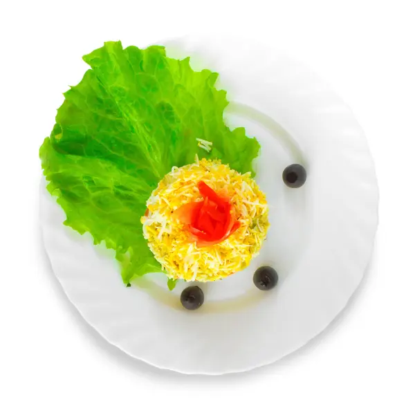 Verse salade met olijven rijst ei komkommers en tomaten op wit — Stockfoto