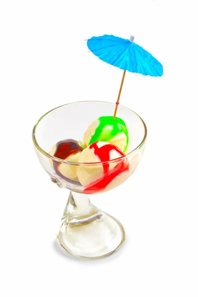 Bolas de helado en un vaso aislado sobre fondo blanco — Foto de Stock