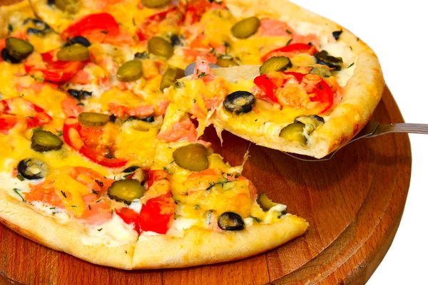 Pizza appetitosa con formaggio su pezzo di taglio di un vassoio di legno clos — Foto Stock