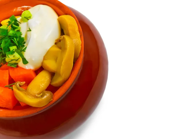 Тушеный картофель с мясом, грибами и морковью лук керамический — стоковое фото