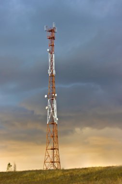 akşam sonbahar gökyüzünün karşı telefon kulesi