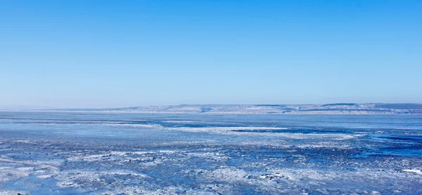 Rzeka Wołga zimy lód krajobraz Rosji — Zdjęcie stockowe