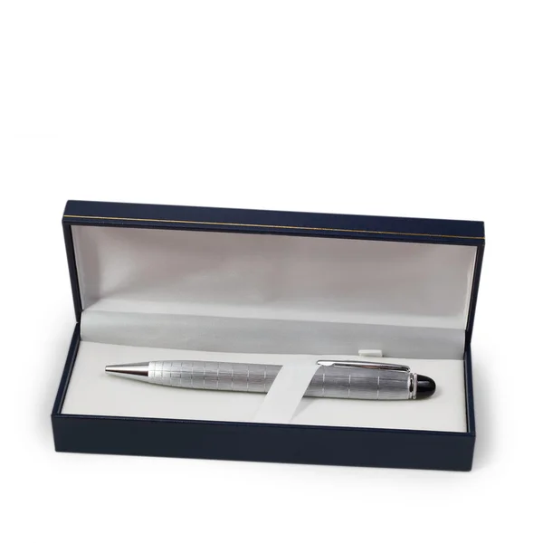 Bolpoint pena perak dalam kotak hadiah — Stok Foto