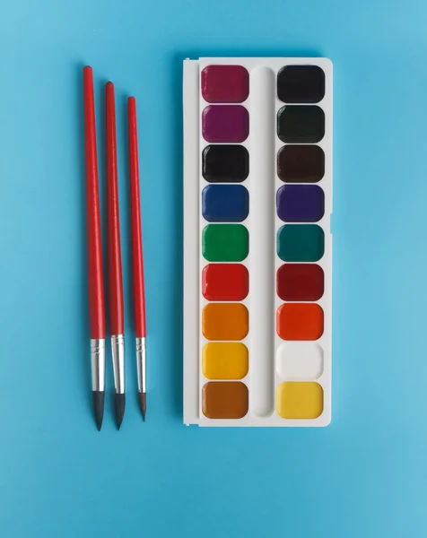 Brushes for watercolors and watercolor paints for children on a — Stock Photo, Image