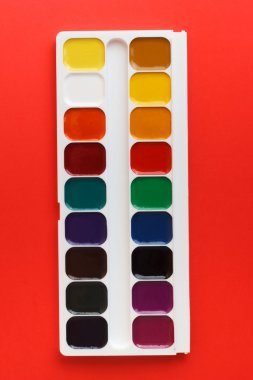 doku sanat paletinde kırmızı fırçalar