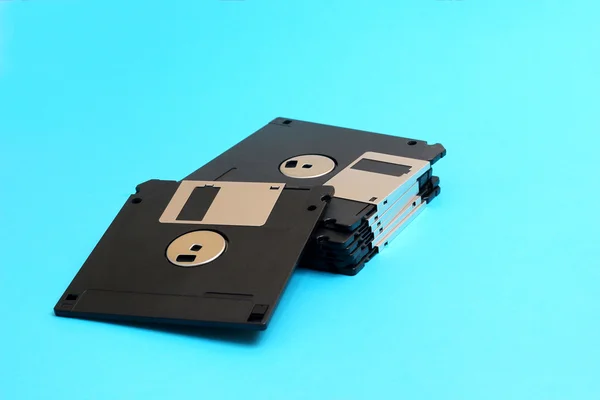 Disk plumsa magnetiska data storage datorstöd på en blå bac — Stockfoto