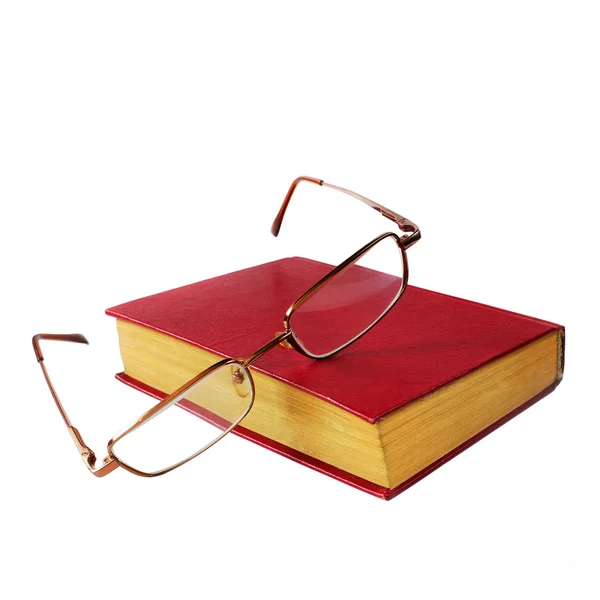 Gafas y un libro rojo aislado sobre fondo blanco —  Fotos de Stock